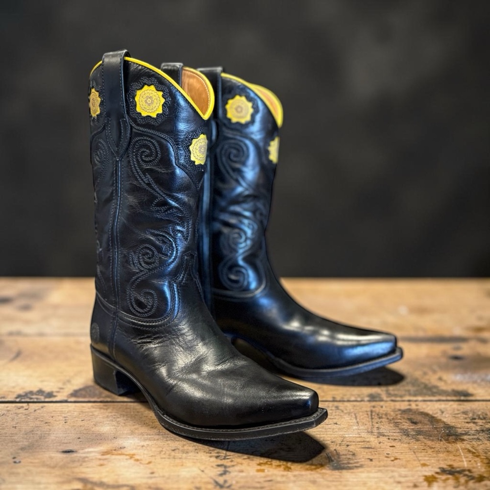 RANCH ROAD BOOTS WOMEN'S ROSETTE FLORAL EMBROIDERED WESTERN BOOTS - SNIP TOE 6.5